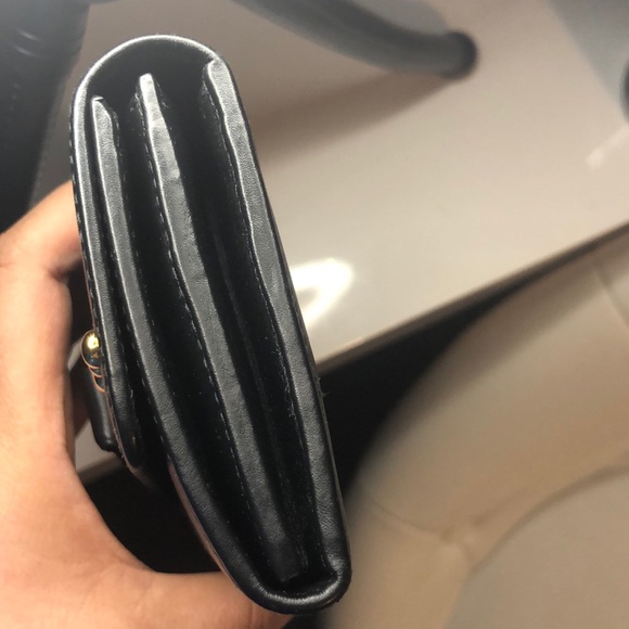 🩷SOLD🩷Ferragamo Vara Bow with Gold Studs BLK Wallet - Picture 5 of 12